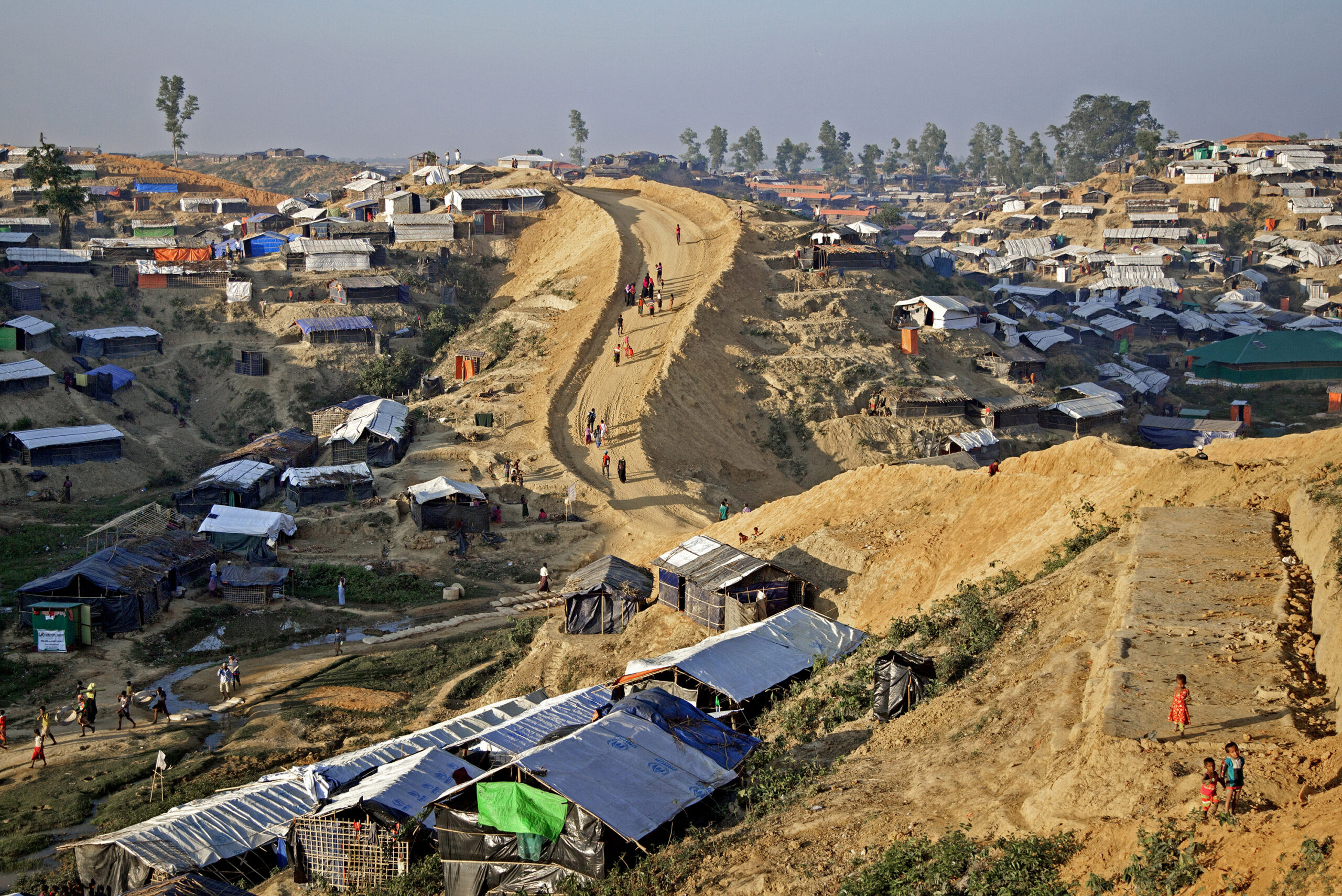 Camp de réfugiés en situation d'urgence humanitaire à Cox's Bazar, représentant des tentes, des maisons de fortune et des réfugiés